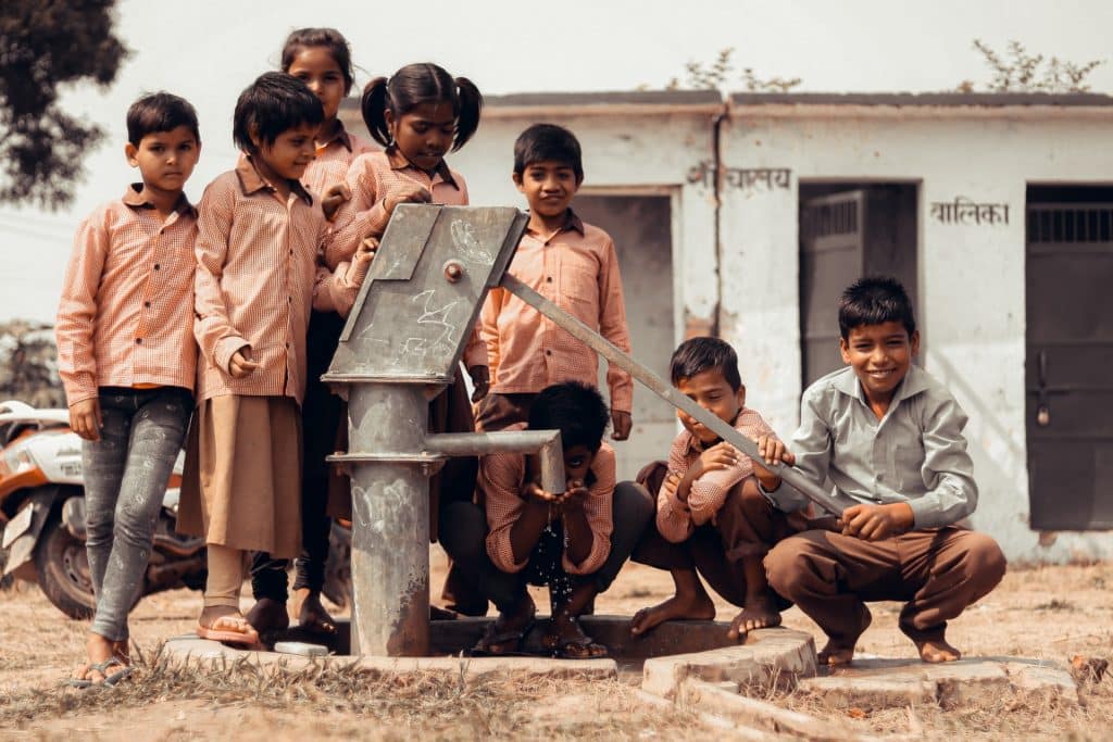 enfants indiens acces puits d'eau potable